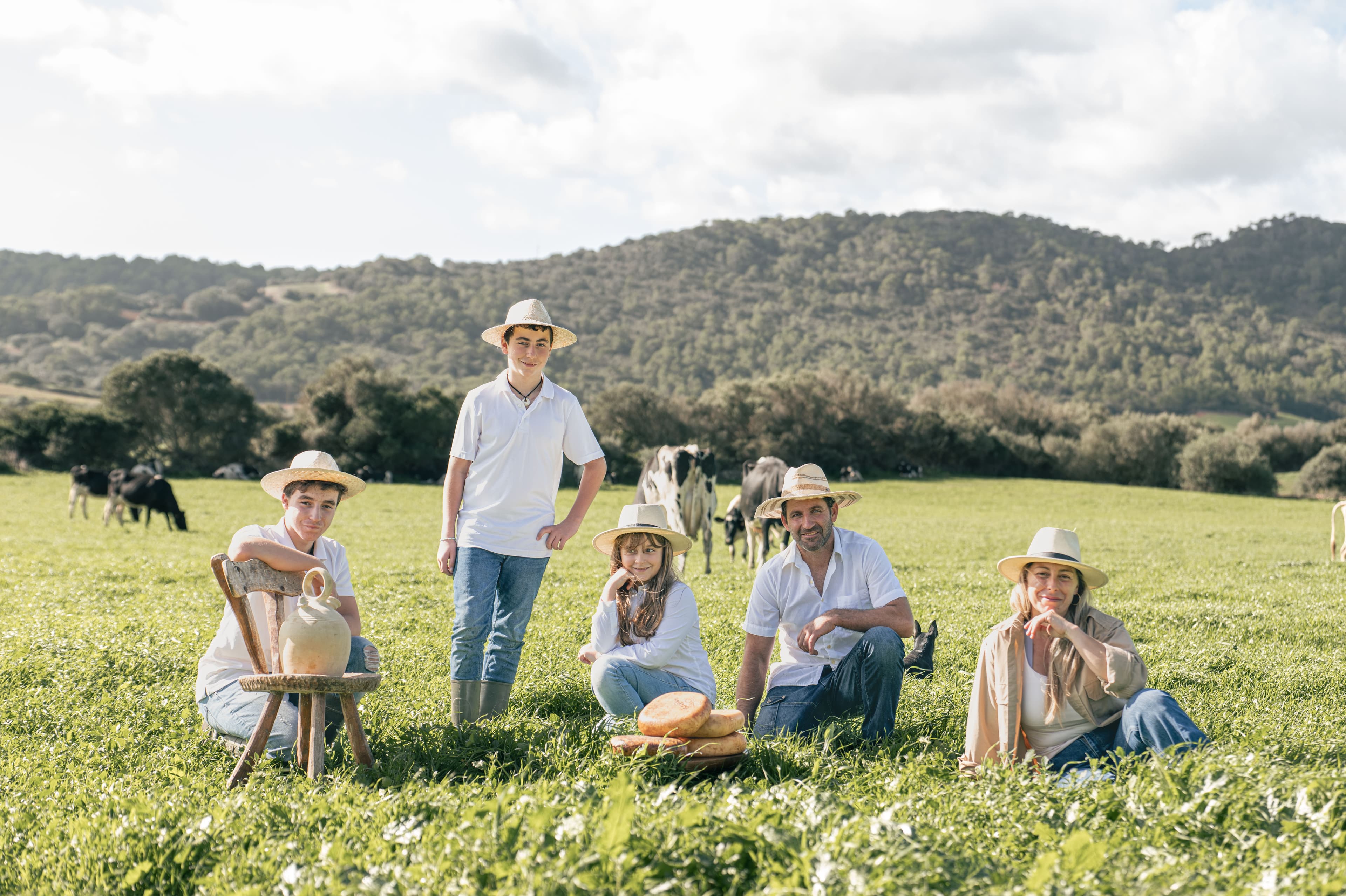 La familia de Binisues con el ganado de la finca